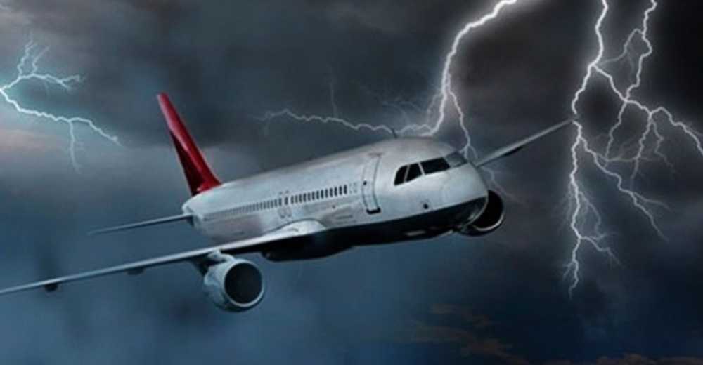 YILDIRIM UÇAKTA PANİK YAŞATI...