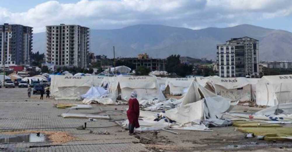 Depremin vurduğu Hatay’da şiddetli fırtına ve yağış depremzedeleri kaldığı çadırları yıktı