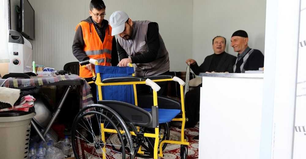 Gaziantep'te engelli depremzedelere medikal malzeme dağıtılıyor 