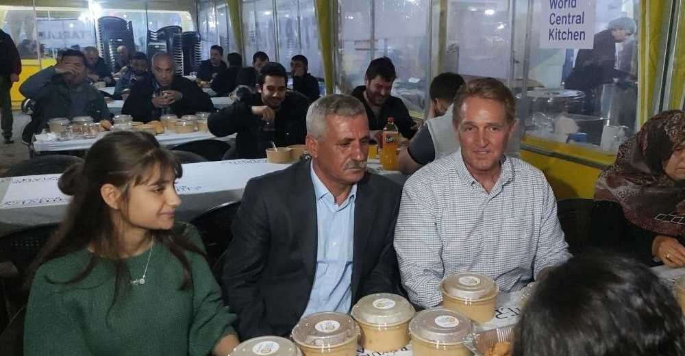 Gaziantep'te ABD Büyükelçisi Flake, depremzedelerle iftar yaptı