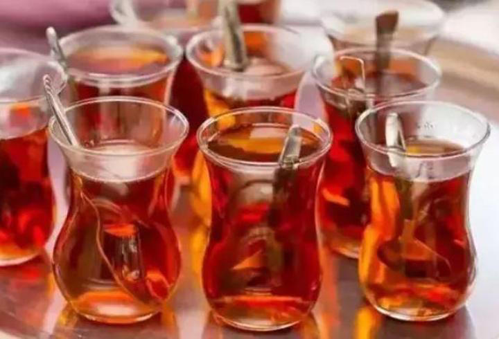 Çayı böyle içenler yandı! Vücudu resmen bitiriyor