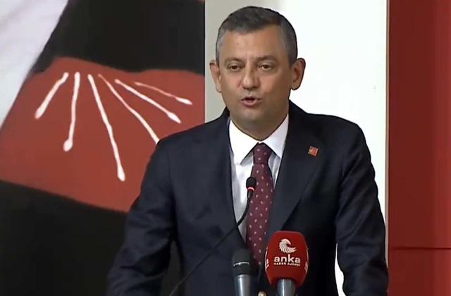 CHP lideri Özel, İYİ Parti'den istifa eden Adana milletvekiline rozetini taktı